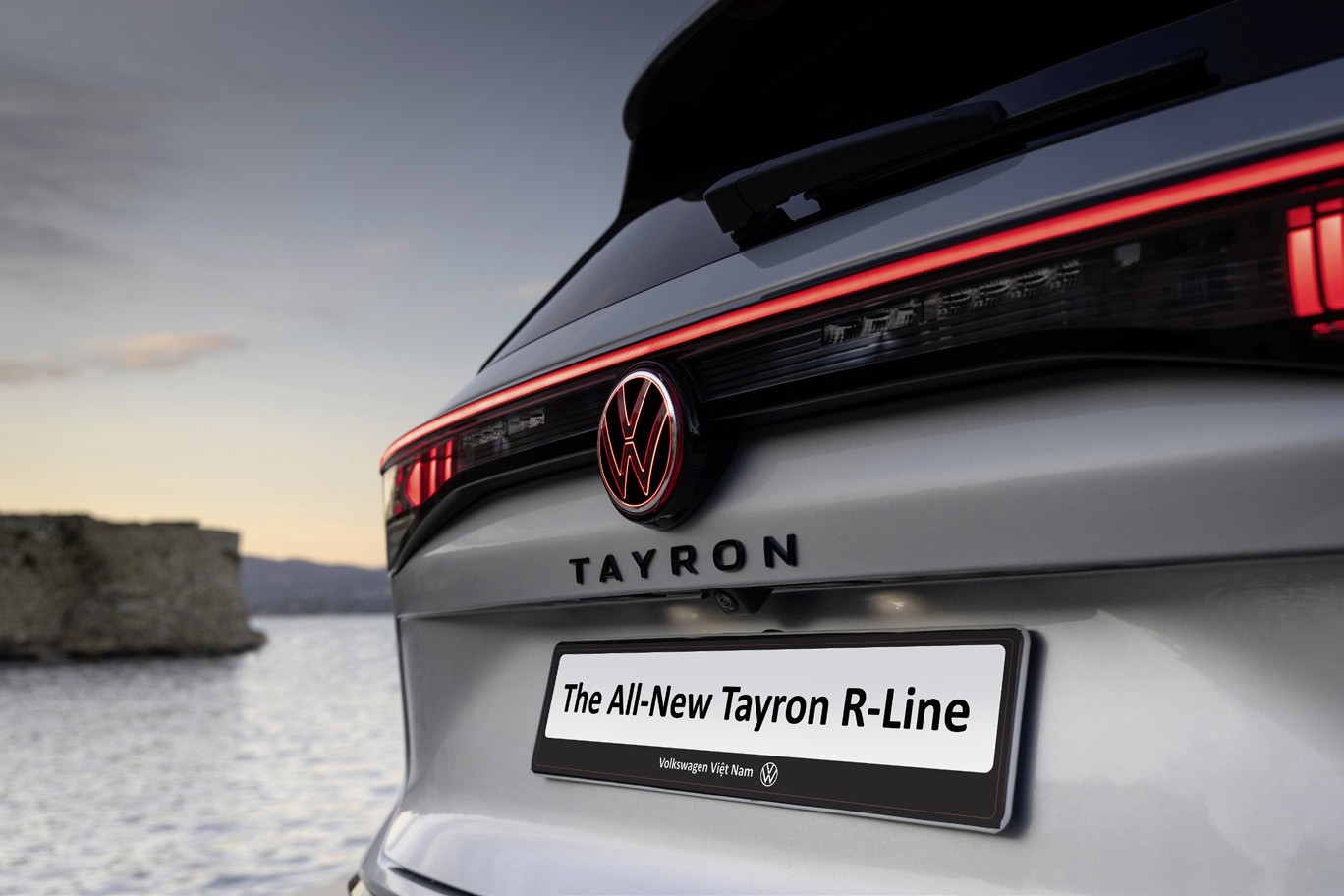 Cụm đèn hậu LED và logo Volkswagen Tayron R-Line